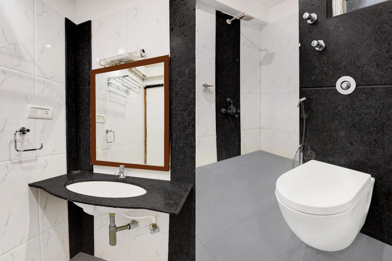 Bathroom 2, Super Townhouse Koramangala, Bangalore