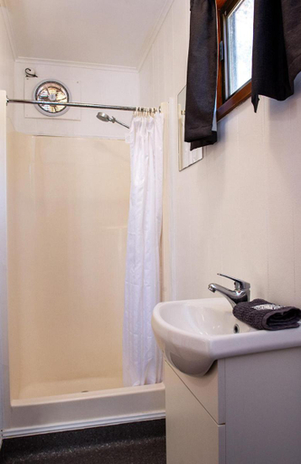 Bathroom 3, Penola Coonawarra Caravan Park, Wattle Range - East