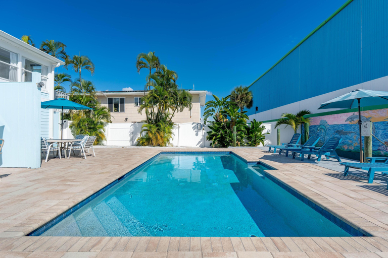 Pool 2, Bonita Sol, Lee