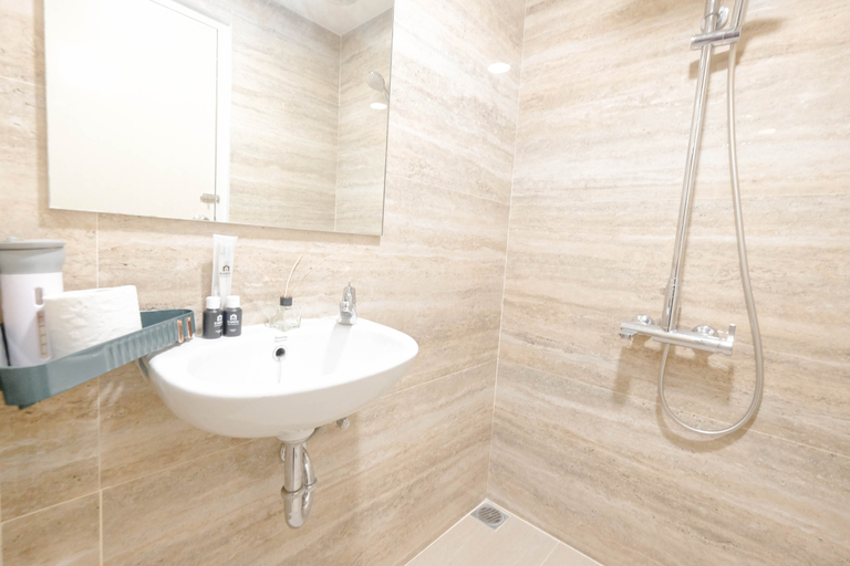Bathroom 2, Warm Minimalist Studio Room at Tokyo Riverside PIK 2 Apartment By Travelio, Tangerang