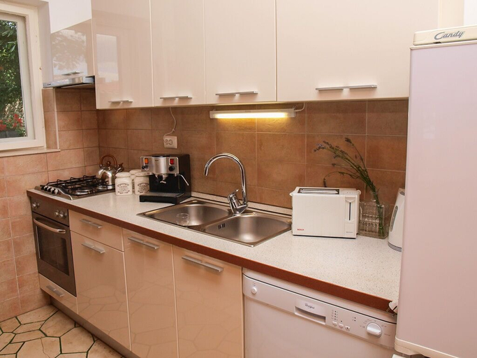 Others 3, Apartment Elena, Postira