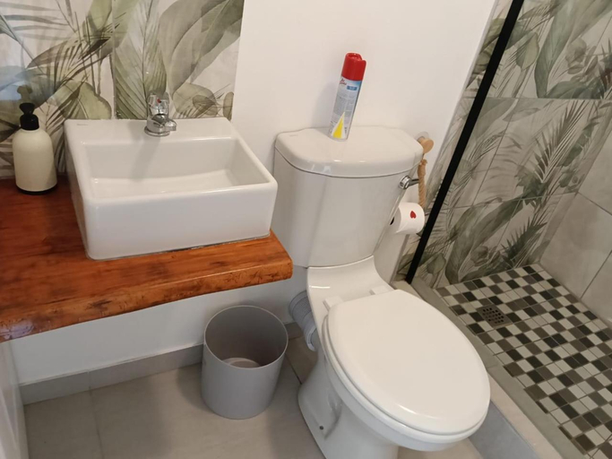 Bathroom 2, Rose and Ale Self Catering Units, Buffalo City
