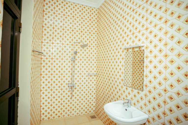 Bathroom 3, CM Luxury Lodge, Moshi Rural
