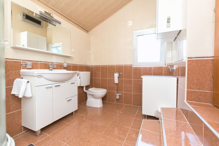 Others 4, House Dinko, Bol