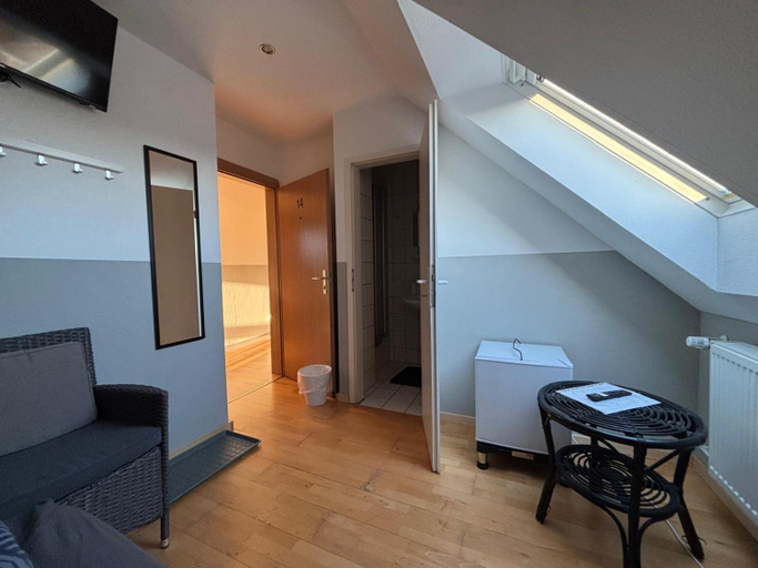 Bedroom 4, Zimmer-Bad-TV-Kuhlschrank-14, Gifhorn