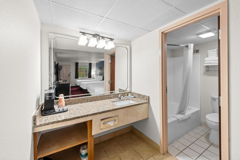 Bathroom 4, Clarion Inn Branson, Taney
