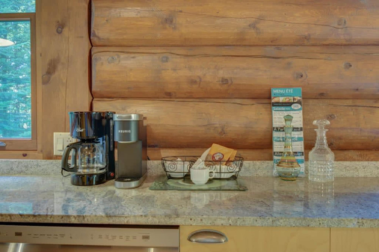 Room 4, Spacious log Cottage Resort Access Citq 242255, Les Laurentides