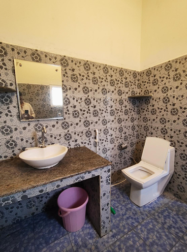 Bathroom 5, Art cafe, Viluppuram