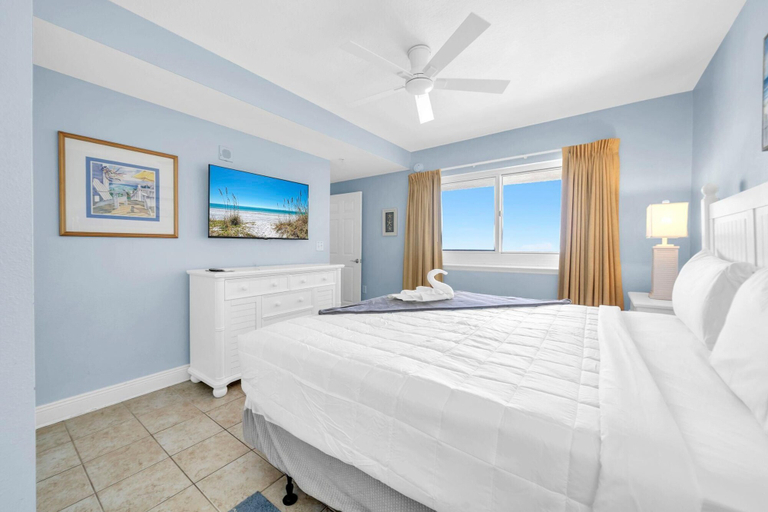 Room 2, Emerald Beach 1928, Bay