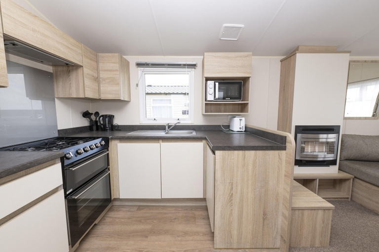 Private kitchen 5, Sunrise Caravan by Belvilla, Cornwall