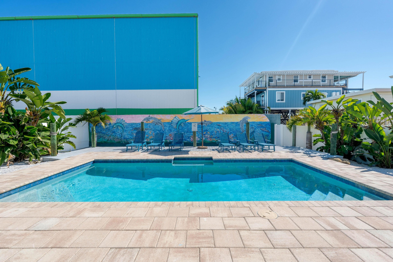 Pool 5, Bonita Sol, Lee