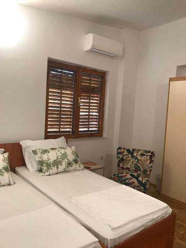 Room 2, House Katy, Ploče