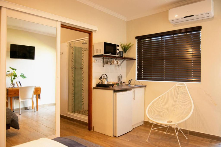 Others 5, MacLeod House, Mangaung