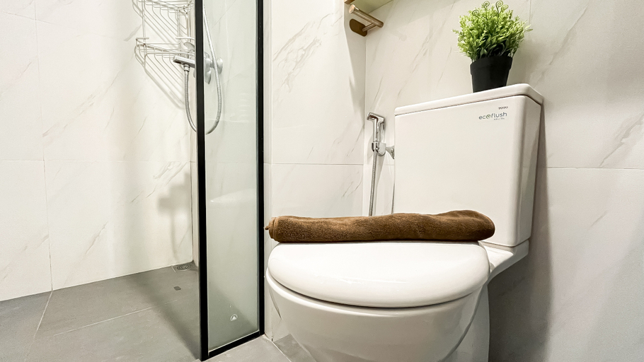 Bathroom 3, Urban Chic Studio Room at Ciputra World 2 Apartment By Travelio, Jakarta Selatan