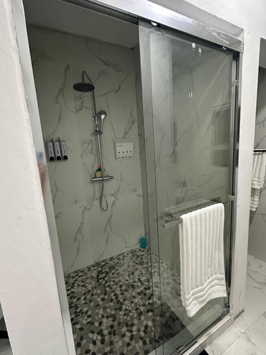 Bathroom 4, Ate Amanha, Jangamo
