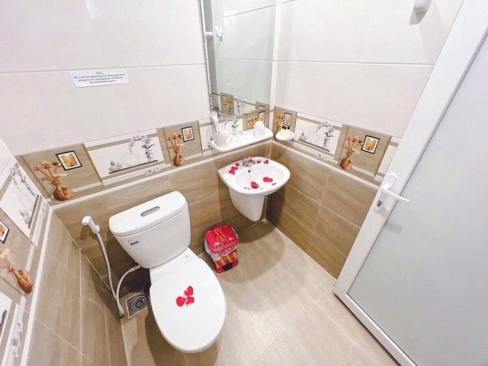 Bathroom shower, Phong Dung Hotel, Tuy Phong