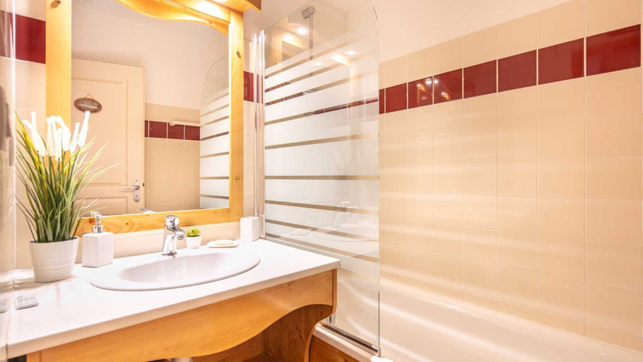 Bathroom, Apt. in Chamrousse Near Supermarket, Isère