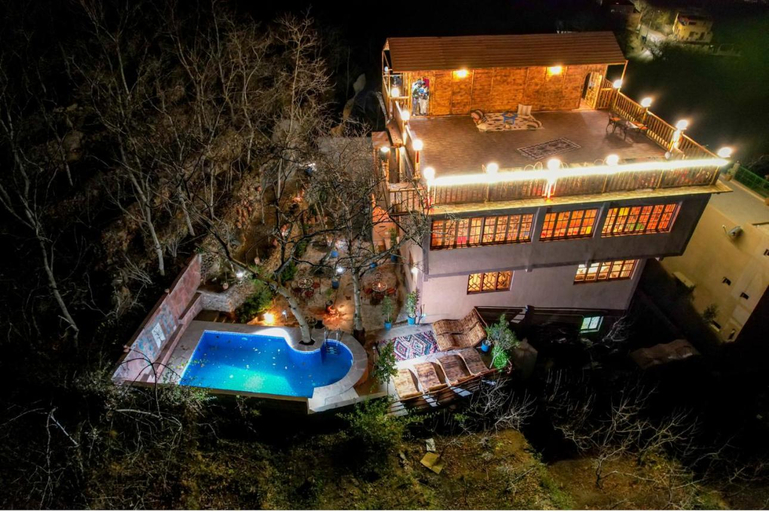 Exterior & Views