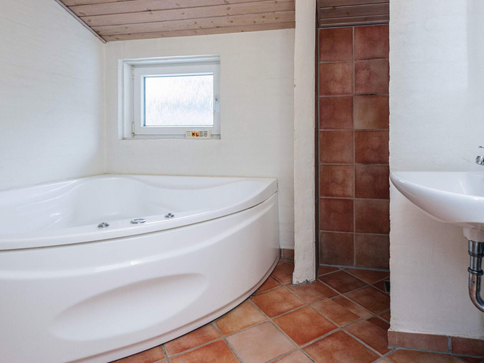 Bathroom 3, 6 Person Holiday Home in Blavand, Varde