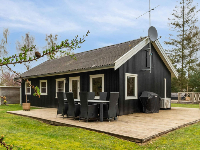 Outdoor dining, 4 Star Holiday Home in Vaeggerlose, Guldborgsund