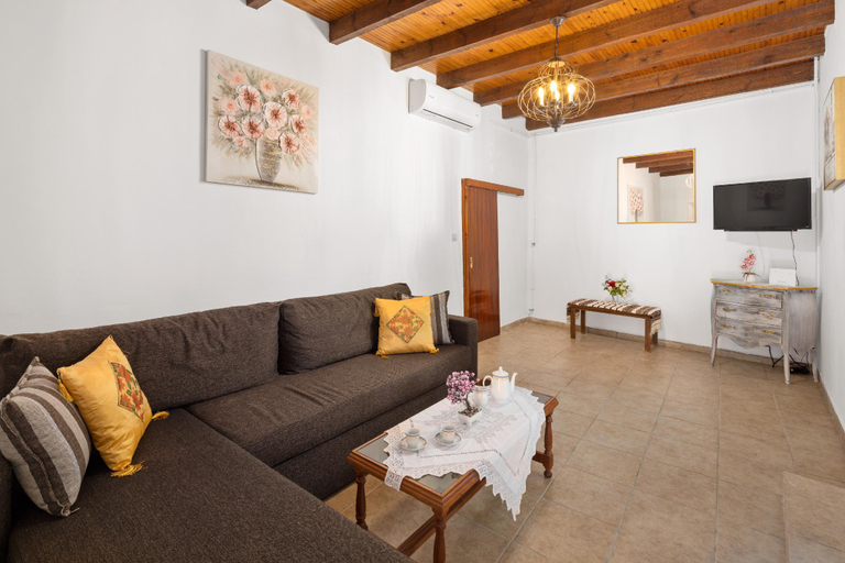 3, Charming Villa in a traditional village, 3 km from the beach of Agios Gordios, Ionian Islands