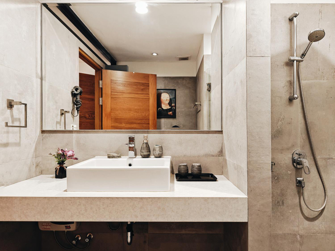 Shower 5, 4BR Modern Art Villa with Free Wi-Fi Netflix Vinyl, Wattana