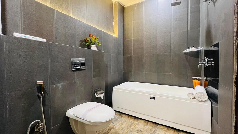 Bathroom 2, Olive Service Apartment Medanta Medicity, Gurgaon