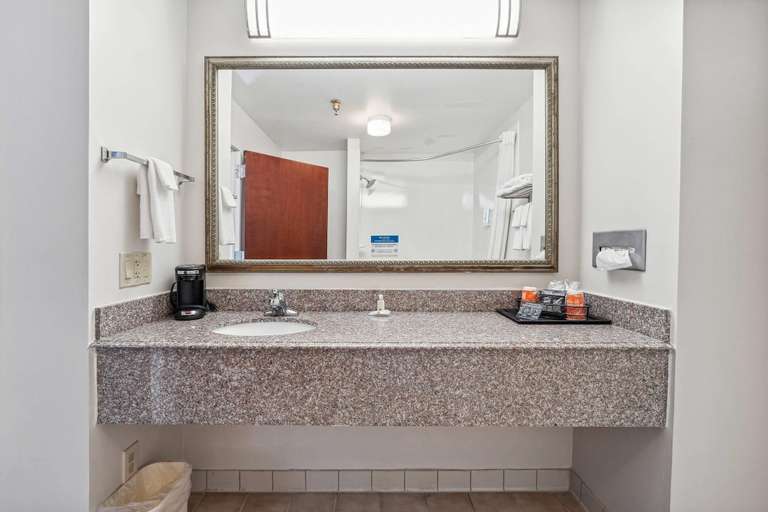 Bathroom 4, Quality Inn & Suites Dawsonville, Dawson
