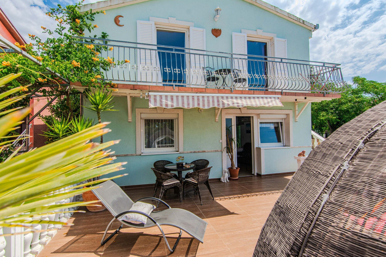 Room 4, Holiday Home Florendale With Pool, Jasenice