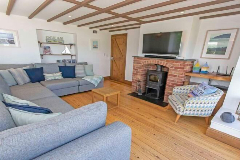 Room 2, Stables - BEST Sea views in Croyde! Sleeps 8, Devon