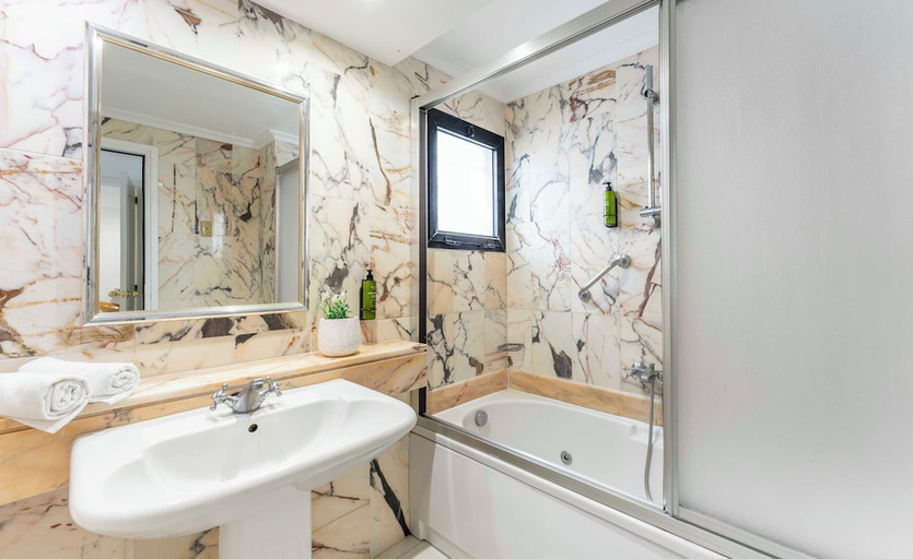 Bathroom 3, Ona Hollywood Mirage, Santa Cruz de Tenerife