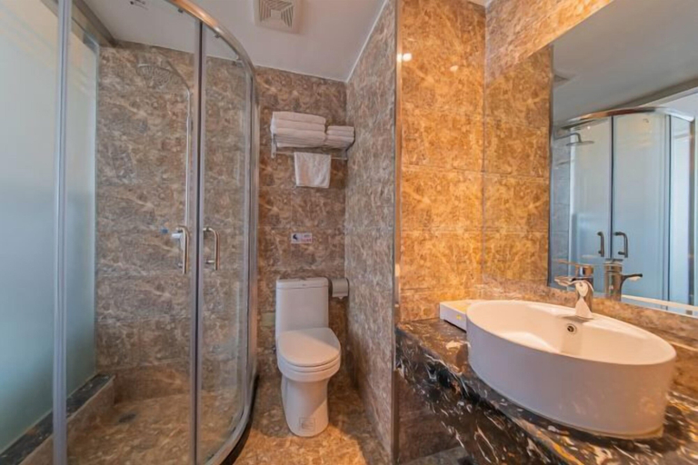Bathroom 3, Yanhong Hotel (Jiayuguan Xiongguan Plaza), Jiayuguan