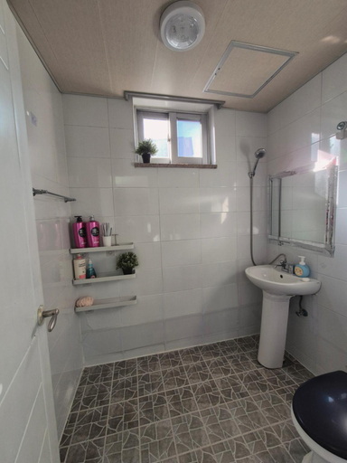 Bathroom 2, Seoul Station Joey N Ray house, Yongsan