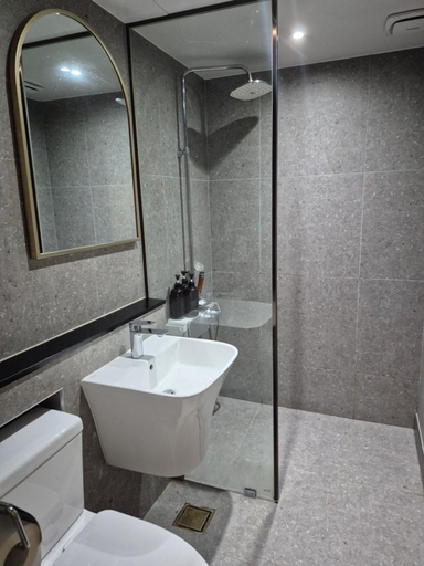Bathroom 5, JungWon Hotel, Nam