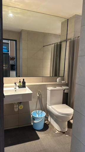 Bathroom 3, Beachfront Retreats @RoxyBeachSematanApt., Lundu