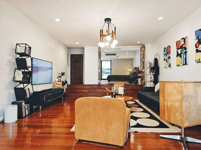 Shared lounge/TV area 3, 4BR Modern Art Villa with Free Wi-Fi Netflix Vinyl, Wattana