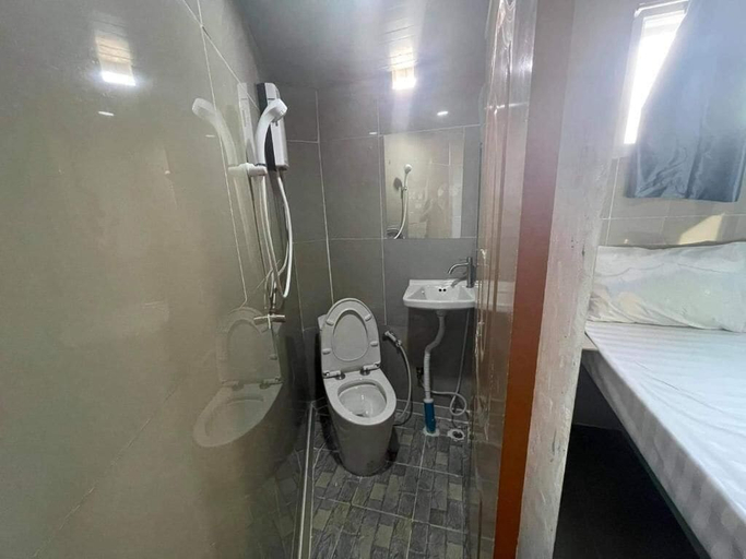 Bathroom 5, Charinsup Pinklao Hotel, Bang Kruai