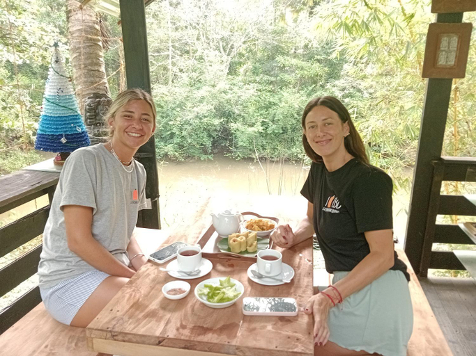 Food & Drinks 5, Charming dark lodge in river, Weligama