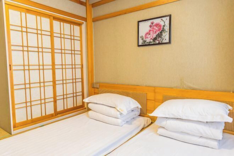 Bedroom 3, Wannian Chun Yixiang Rensheng Hotel (Dandong Station), Dandong