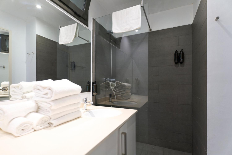 Bathroom, Fira Apartments by gaiarooms, Barcelona