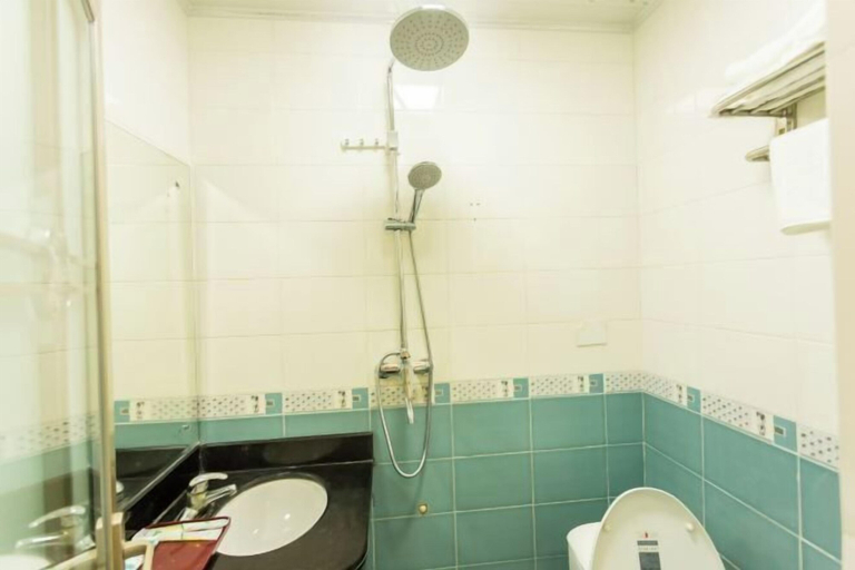 Bathroom 3, Fengcheng Business Hotel (Haikou Fengxiang Road), Haikou