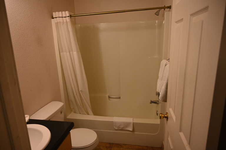 Bathroom 5, Airport Motel, Franklin