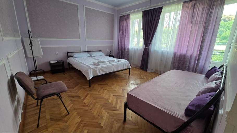 Bedroom 2, Baleni