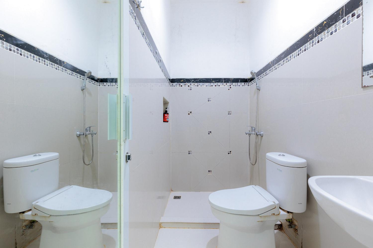 Bathroom 4, RedDoorz Plus @ Guntur Raya Setiabudi, Jakarta Selatan