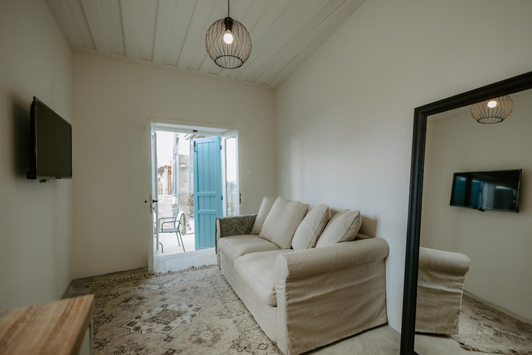 Others 3, Smaragda's Guest Rooms