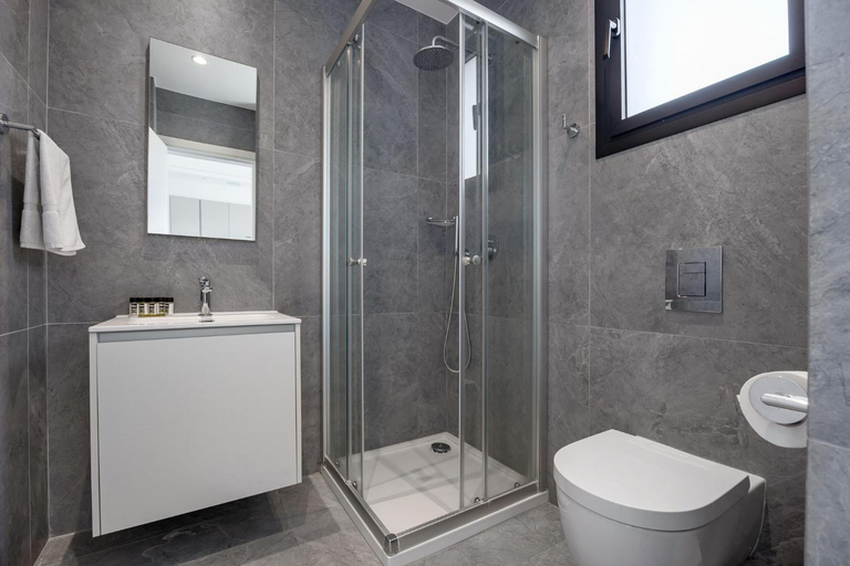 Bathroom 2, Sfiggos Premium Apartments