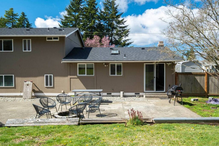 Interior 5, Location, Space, & Serenity Perfect Group Getaway!, Snohomish