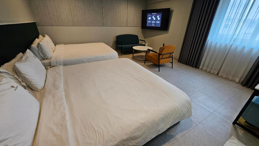 Bedroom 2, Cherryblossom, Jinhae