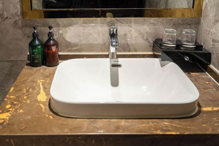 Bathroom 2, Zhenfeng Fangzhou Hotel, Qianxinan Buyei and Miao