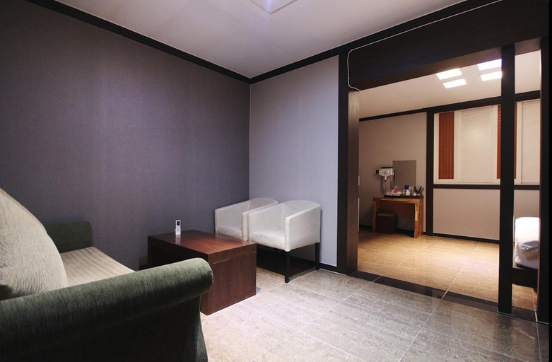 Bedroom 4, Daegu Dongdaegu Station Lane, Buk